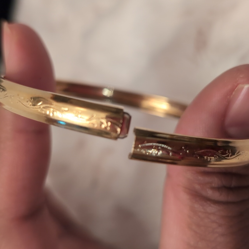 Vintage Gold Toned Bracelet With Engraved Vine Pattern - Picture 5 of 7